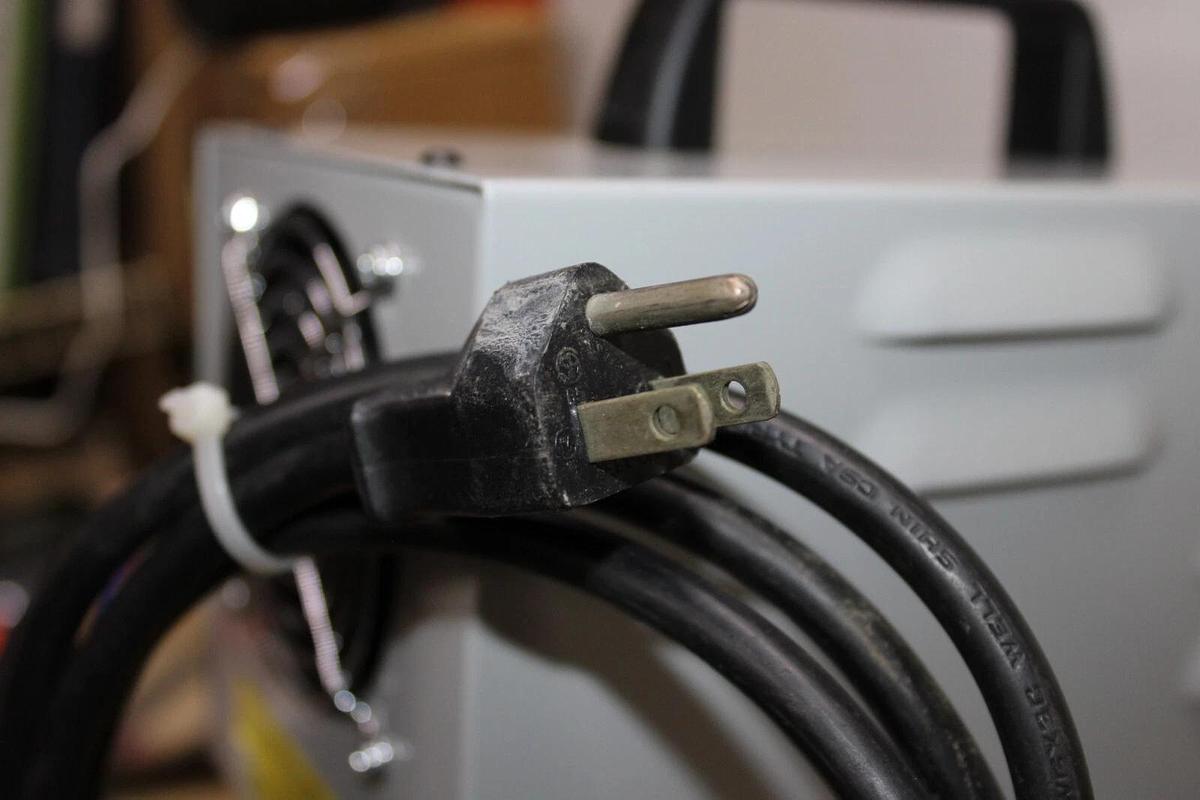 Used E.G. AUTOMATIC 3-STAGE BATTERY CHARGE 120 VAC 8 AMP 60 HZ FCE-32-25 *WARRANTY*