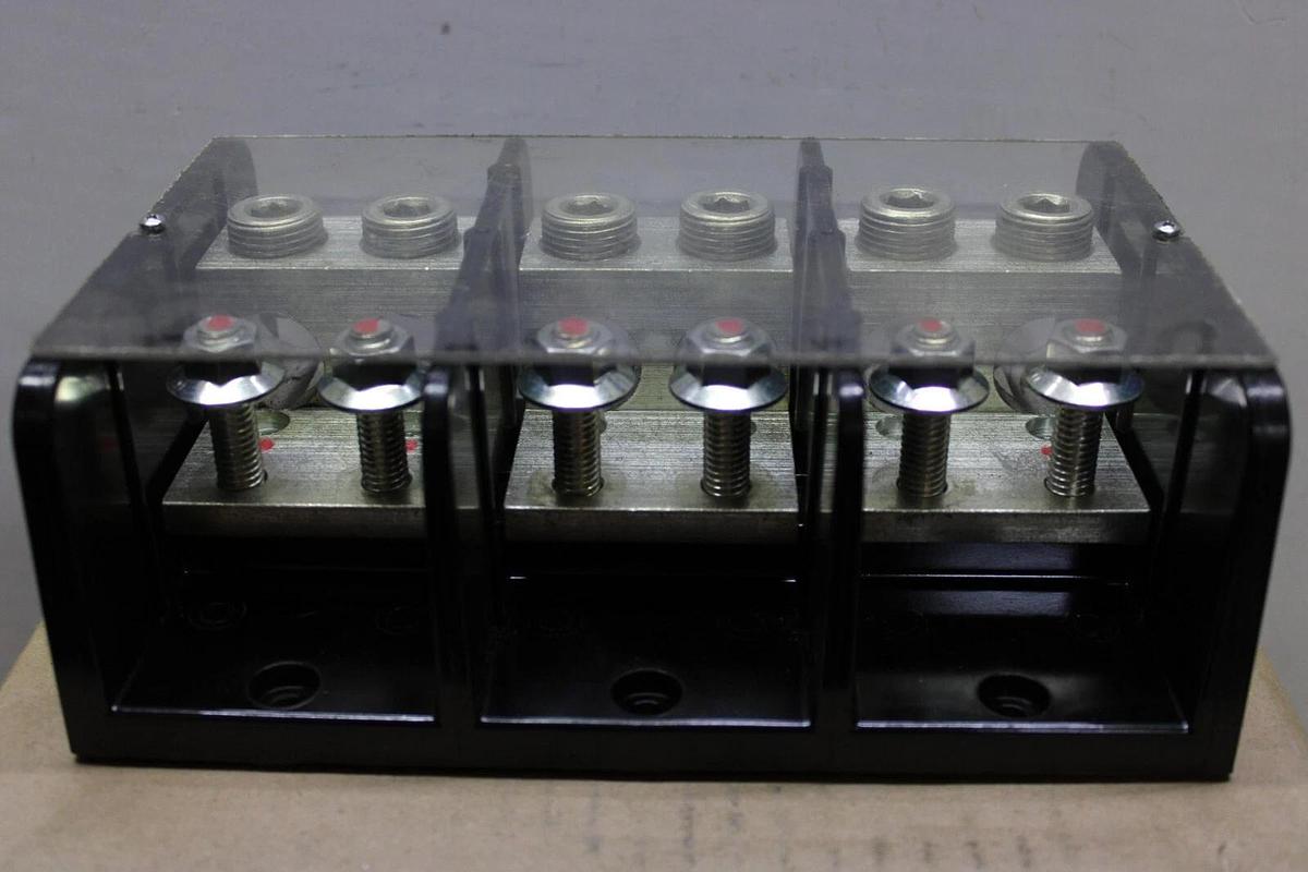 Used MARATHON POWER DISTRIBUTION LUG TERMIAL 1453599-5 600 VAC 760A 3-POLE W/ COVER