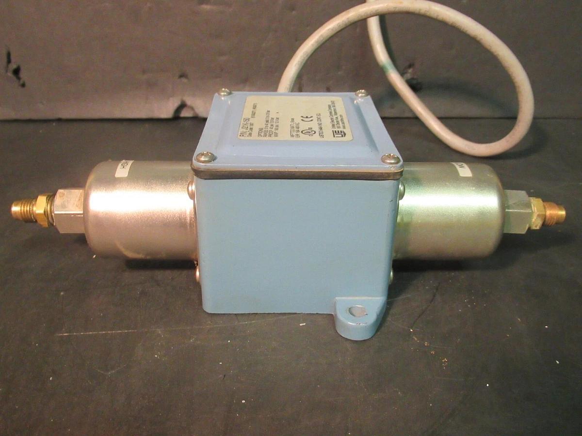 Used UNITED ELECTRIC BRASS PRESSURE SWITCH 40-180 PSI 15 AMP 480 VAC 0-40 PSID