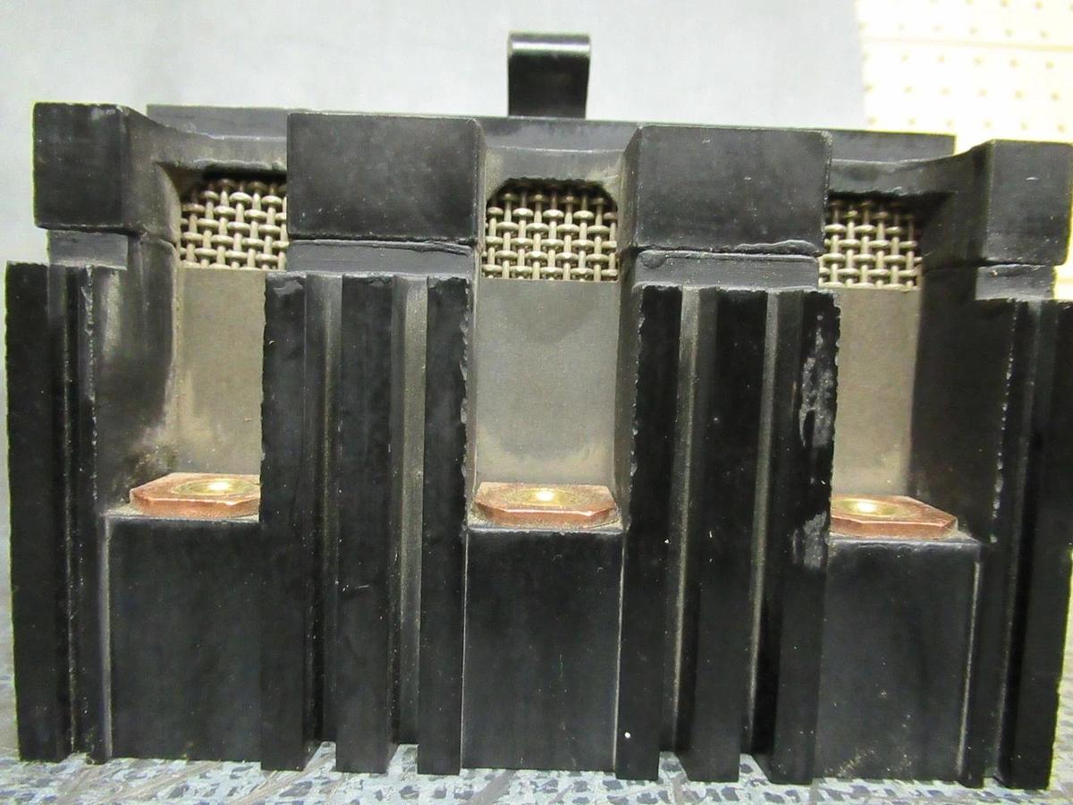 Used SQUARE D CIRCUIT BREAKER 989720 20 AMP 480V 3 POLE **WARRANTY INCLUDED**