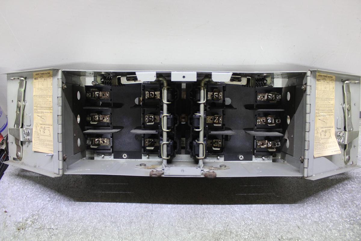 Used ITE TWIN VACU-BREAK FUSIBLE PANELBOARD SWITCH V7E3611 600V 30A