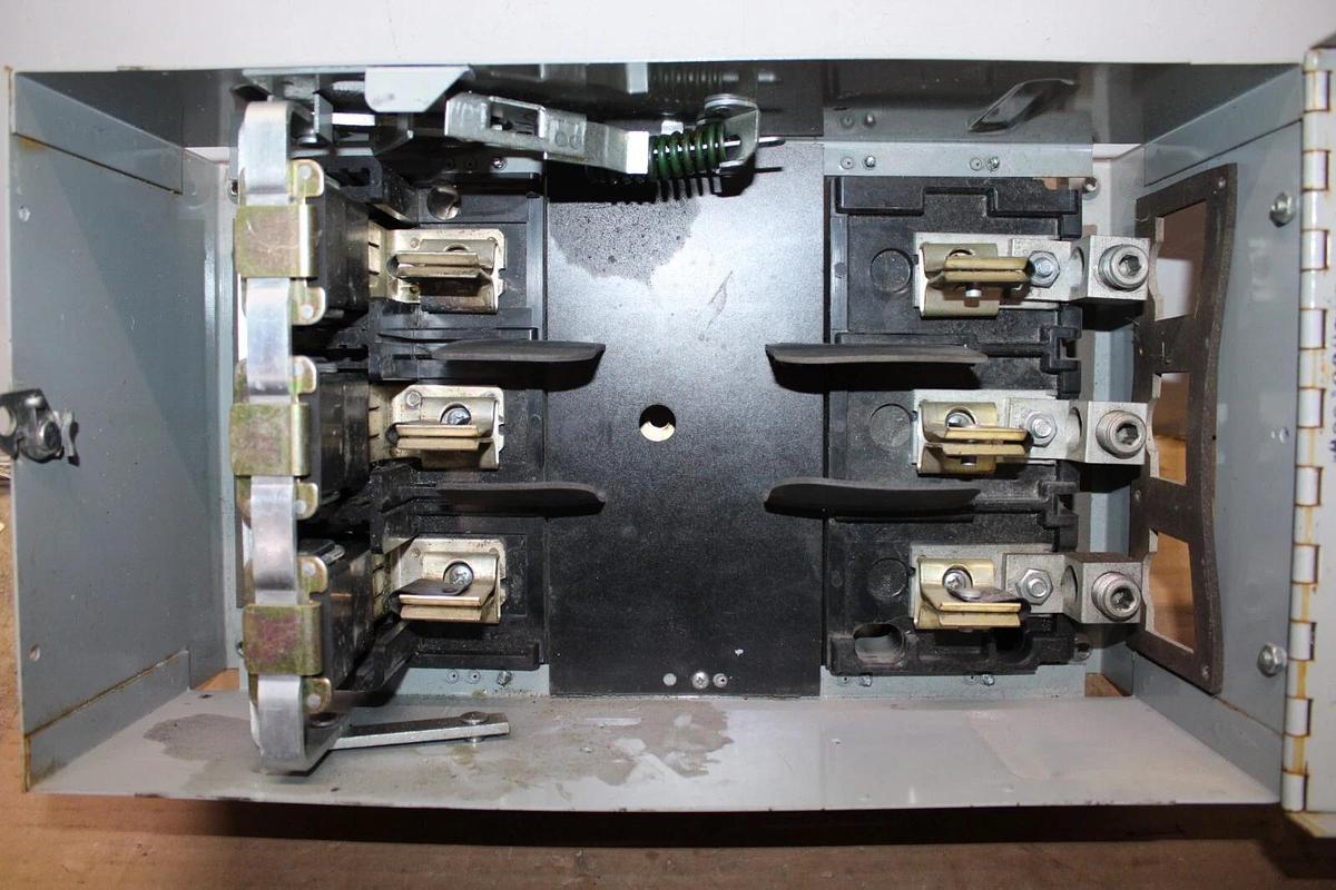 Used ITE FUSIBLE PANELBOARD DISCONNECT V7F3604 200 AMP 600 VOLT 3-POLE 3-PHASE 60 HP