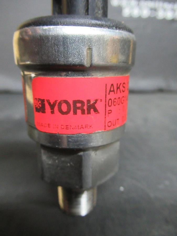 Used YORK PRESSURE TRANSDUCER 0225-28678 AKS-32R 060G1485 5 VDC 300 PSIS