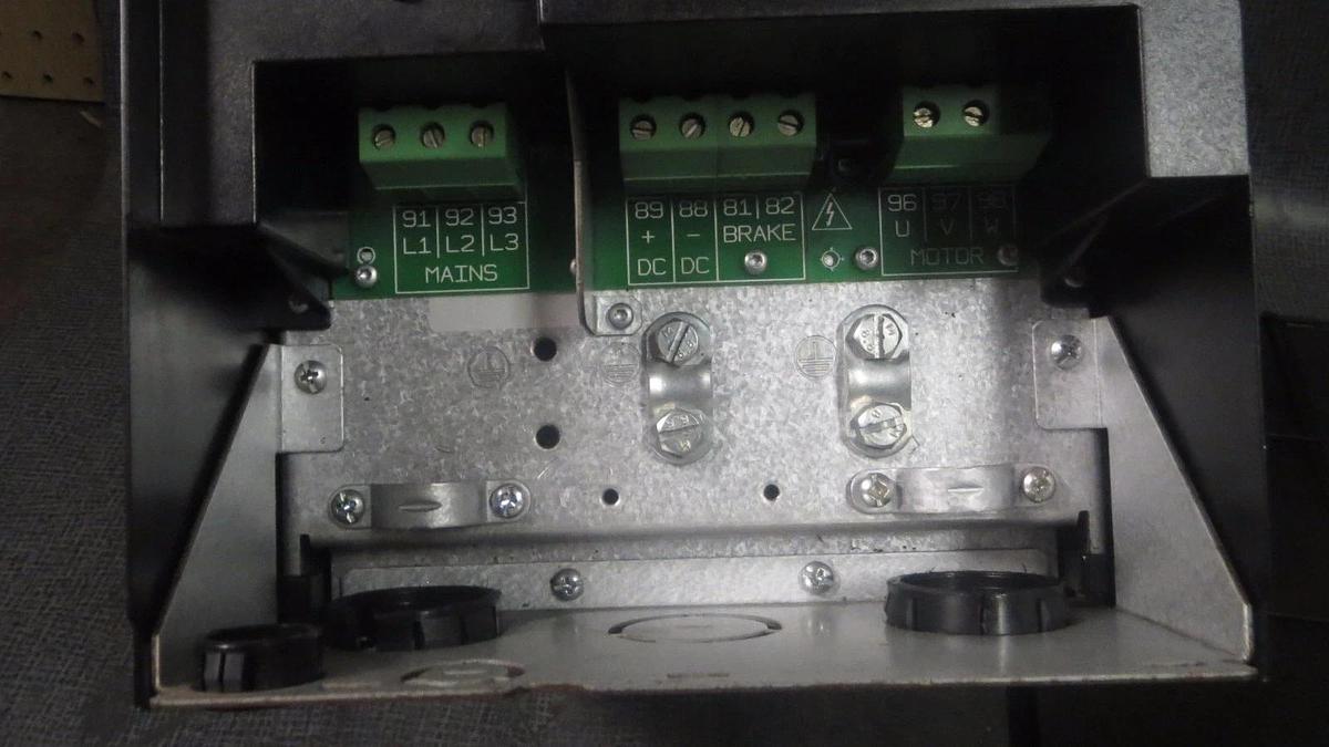 Used DANFOSS VARIABLE SPEED DRIVE VLT 2800 380-480V 15 HP 18.3 KVA MODEL: 195N1109