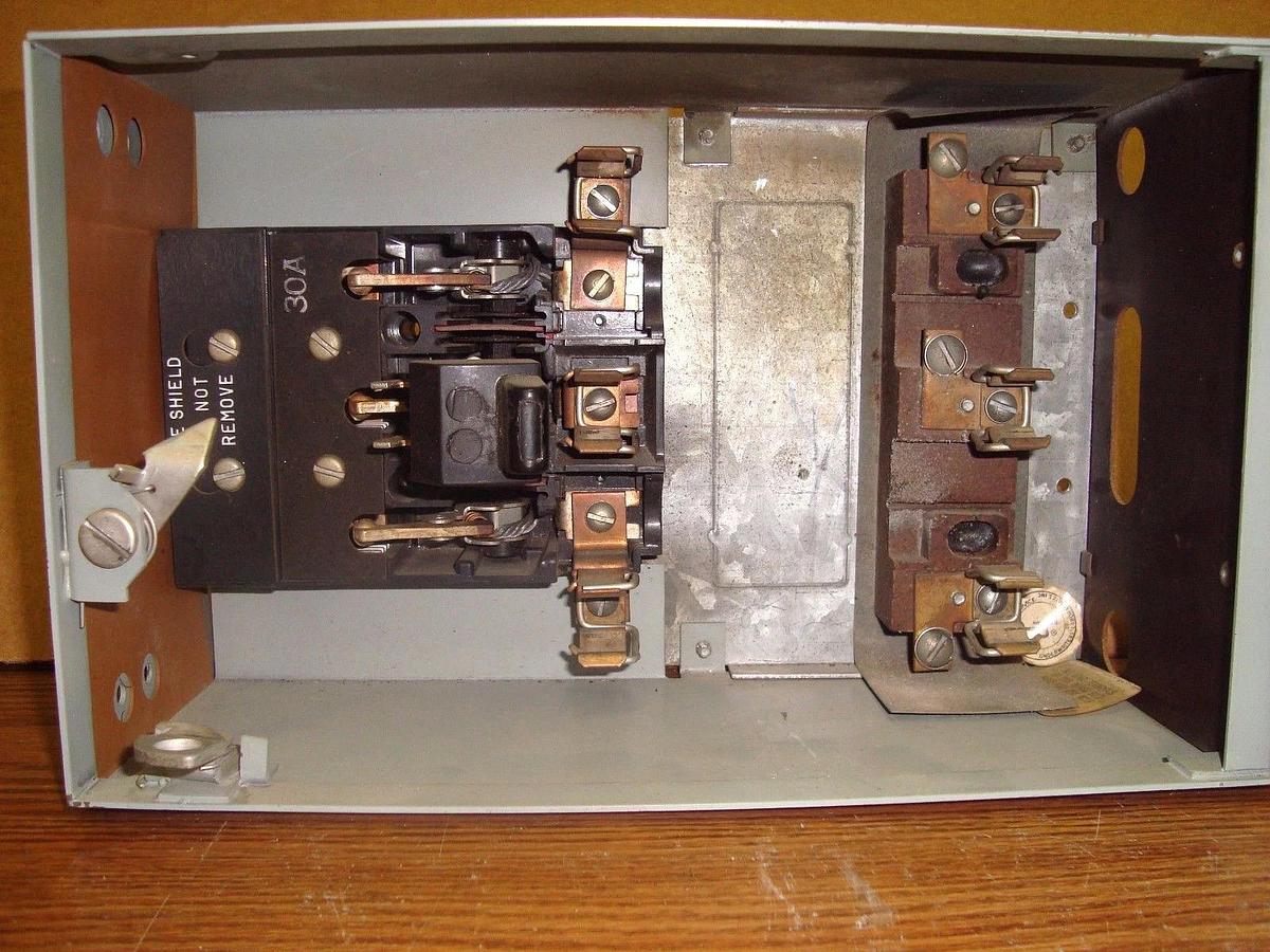 Used GE FUSIBLE PANELBOARD SWITCH DD2D3361 30 AMP 600 VAC 3-PHASE 20 HP