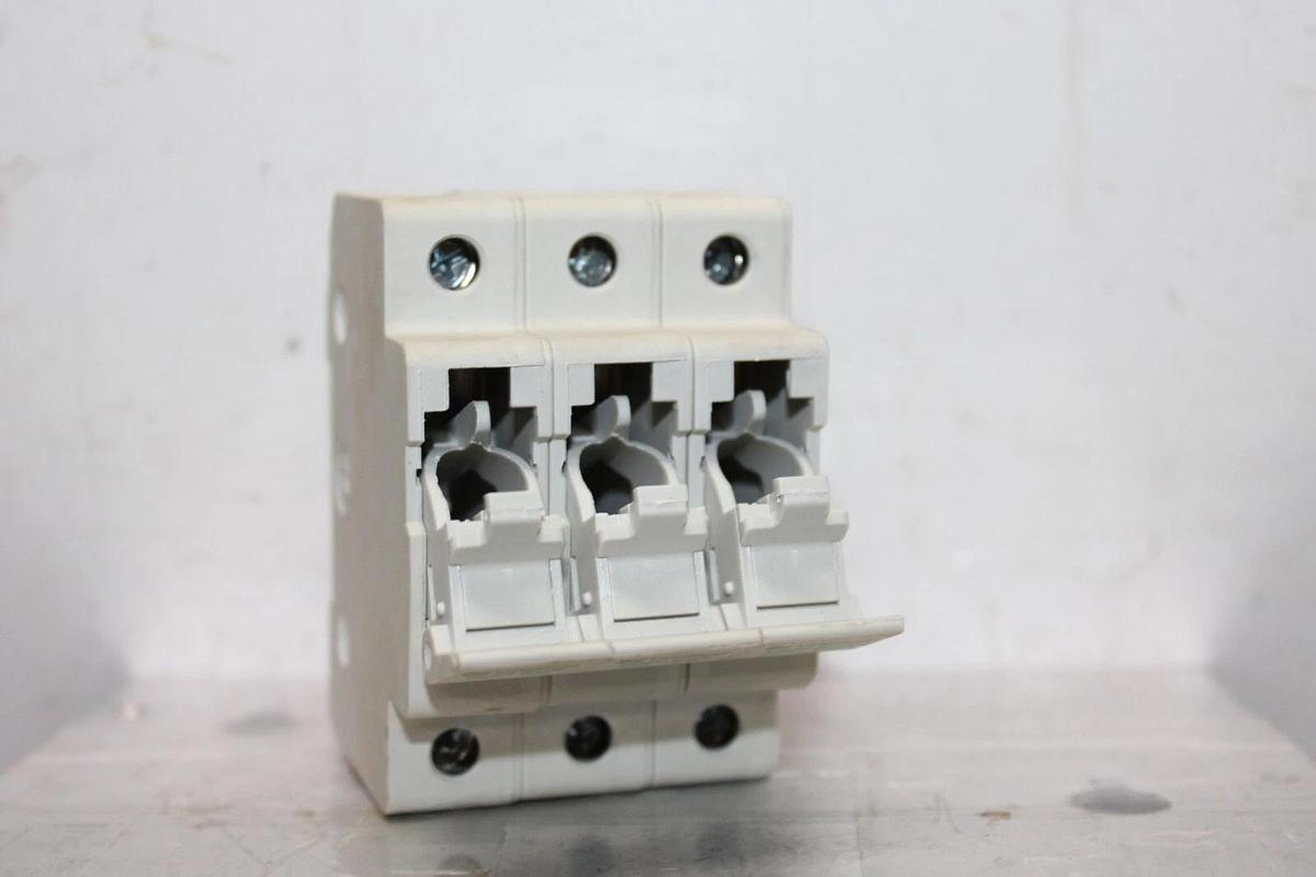 Used LITTELFUSE POWER-SAFE FUSE HOLDER LPSC-CH 3-POLE 600 VOLT 30 AMP CLASS CC