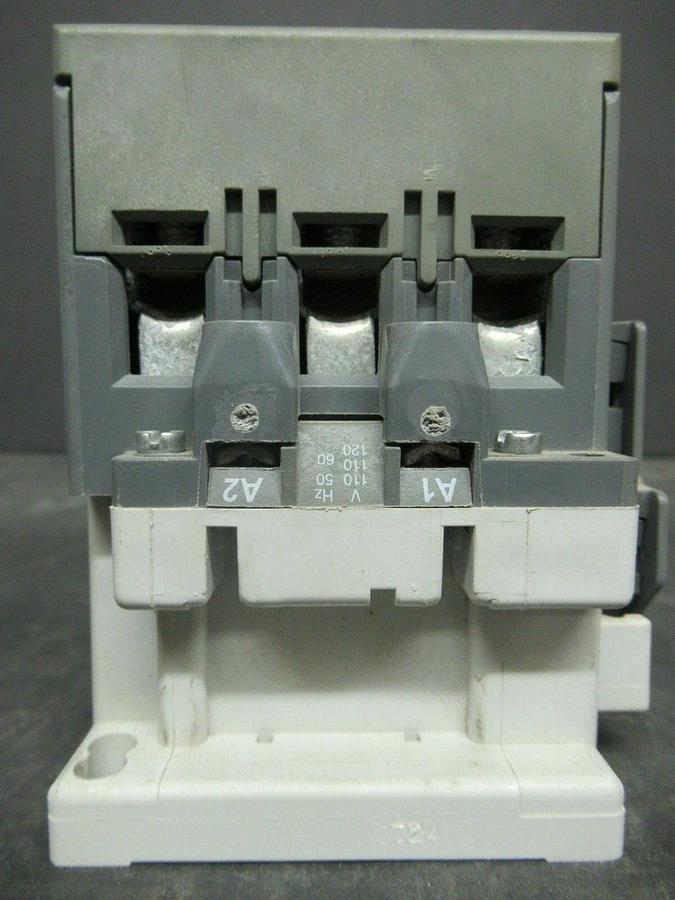 Used YORK CONTACTOR 024-31640-000 105 AMP 75 HP 600 VAC COIL: 120 VAC **WARRANTY!**