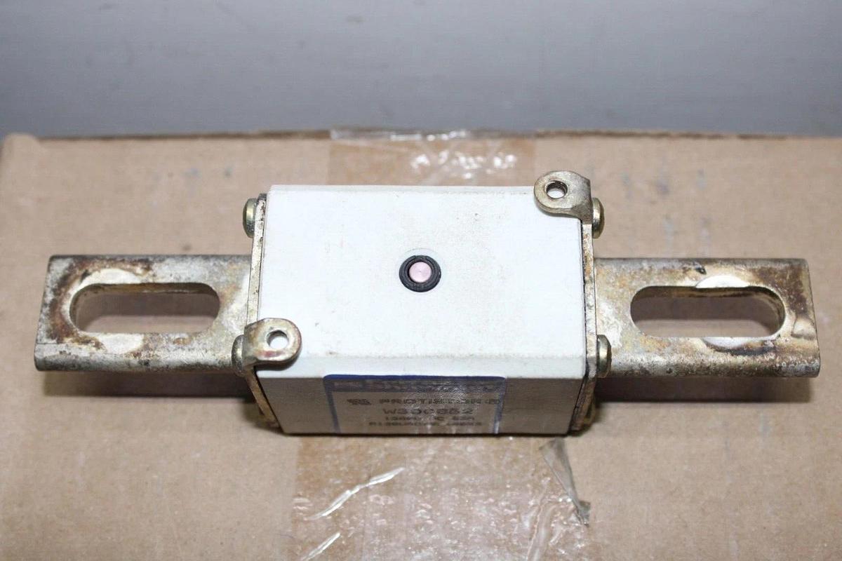 Used FERRAZ SHAWMUT PROTISTOR FUSE W300652 1300 VAC 63 AMP A130URD70LI0063