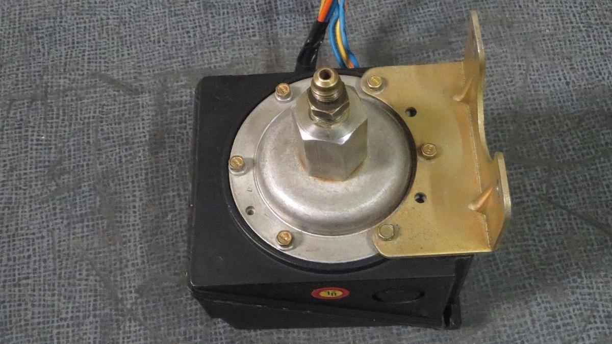 Used UNITED ELECTRIC PRESSURE CONTROLLER 15 AMP 250V 225 PSI MODEL 552 TYPE J302D