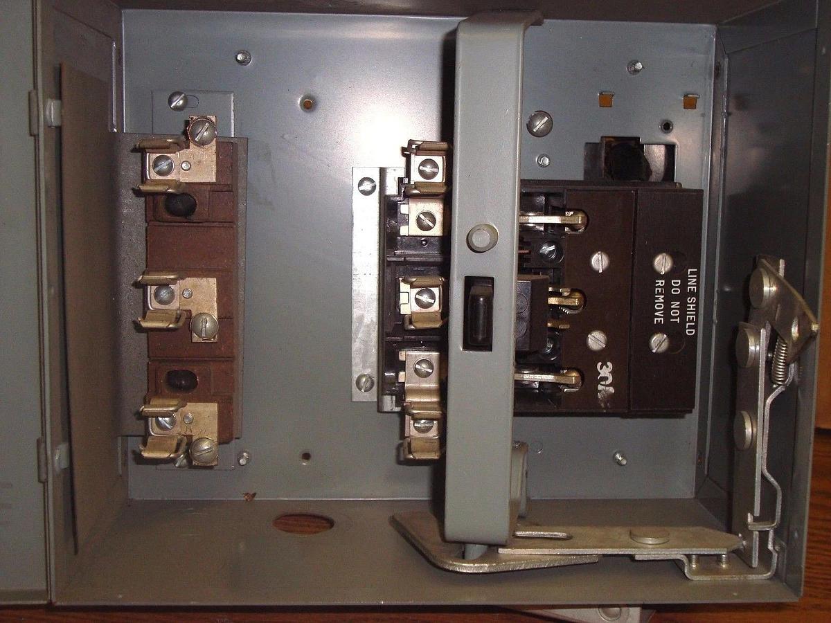 Used GE 30 Amp 600 Volt BUSWAY SWITCH FLEX A PLUG BUS 15HP 3 Poles CAT# DFPHA361FVK