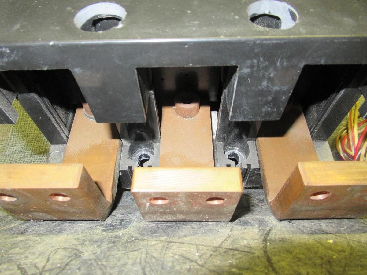 Used GE MOLDED CASE SWITCH TKMA3Y1200 1200 AMP 600 VAC W/ SHUNT TRIP & AUX SWITCH