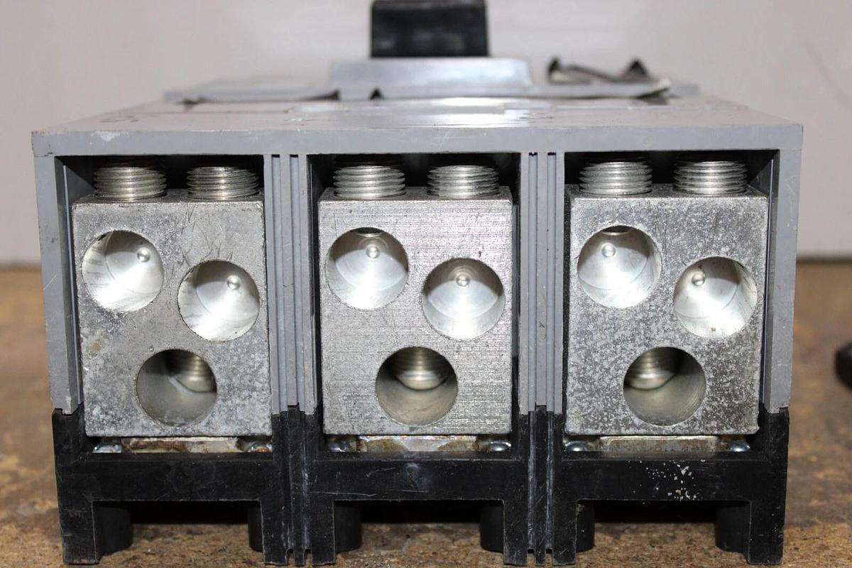 Used SIEMENS CIRCUIT BREAKER LMXD63S800A 800 AMP 600 VAC 3-POLE LMXD6