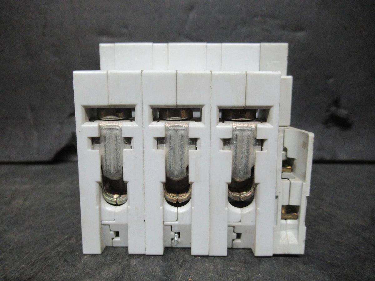 Used SIEMENS CIRCUIT BREAKER 5SX23 C10 10 AMP 480 VAC 3-POLE W/ 5SX9100 AUXILLIARY