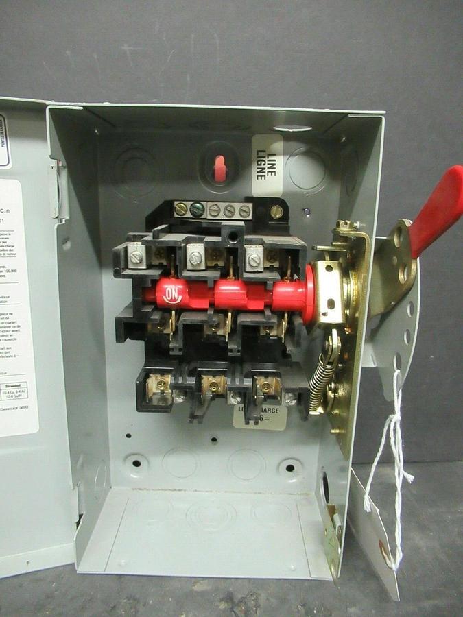 Used GE ENCLOSED SAFETY SWITCH TG4321 240 VAC 7.5 HP 30 AMP ENCLOSURE NEMA TYPE 1