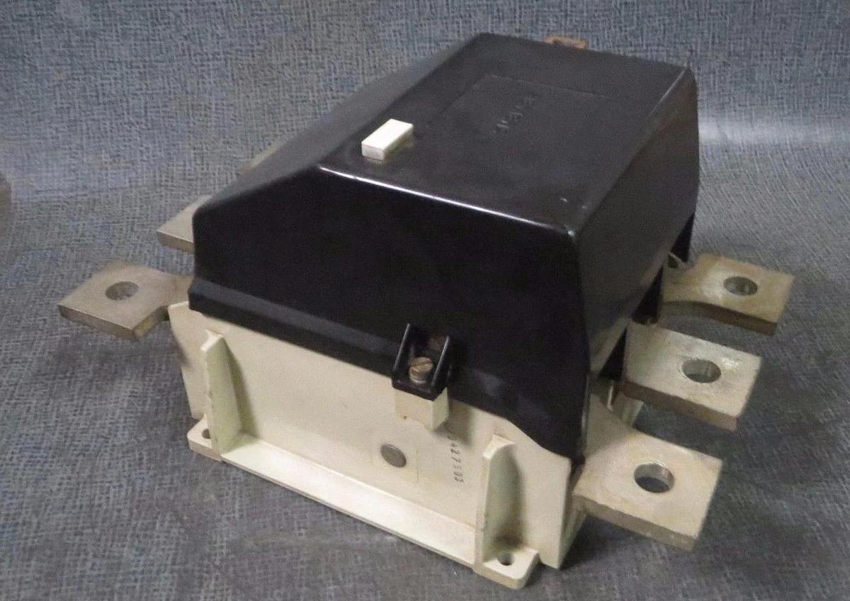 Used SIEMENS FRONT ROTARY OPERATOR SWITCH 1000 AMP 690V  MODEL: 3KE4530-0AA