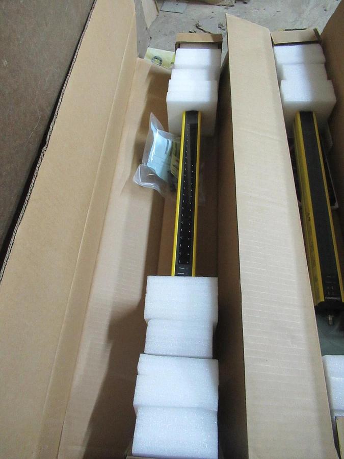 NIB CONTRINEX SAFETY LIGHT CURTAIN PAIR YBB-30S4-0400-G012 / YBB-30R4-0400-G012
