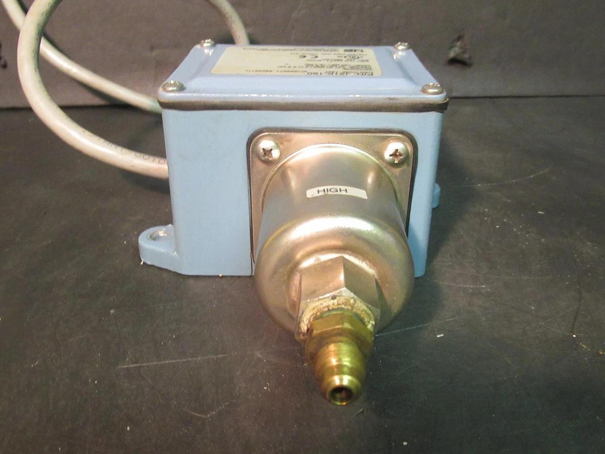 Used UNITED ELECTRIC BRASS PRESSURE SWITCH 40-180 PSI 15 AMP 480 VAC 0-40 PSID