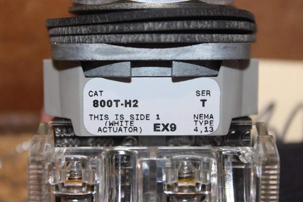 Used ALLEN BRADLEY PUSH BUTTON CONTACT BLOCK 800T-H2 120 VOLT **WARRANTY**