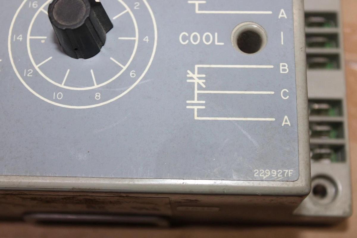 Used HONEYWELL CHILLER CONTROL MODULE 13650306-00 W7900A1014 229927F 24 VOLT 12 VA