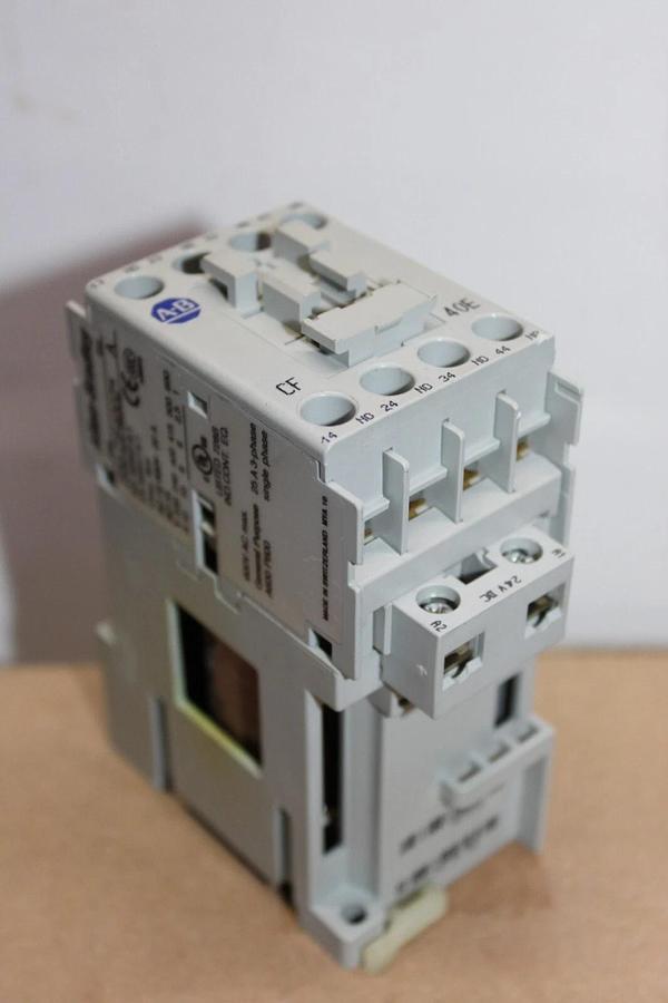 Used ALLEN BRADLEY CONTACTOR 700-CF400Z* 600 VAC 25 AMP 3-POLE COIL: 24 VDC