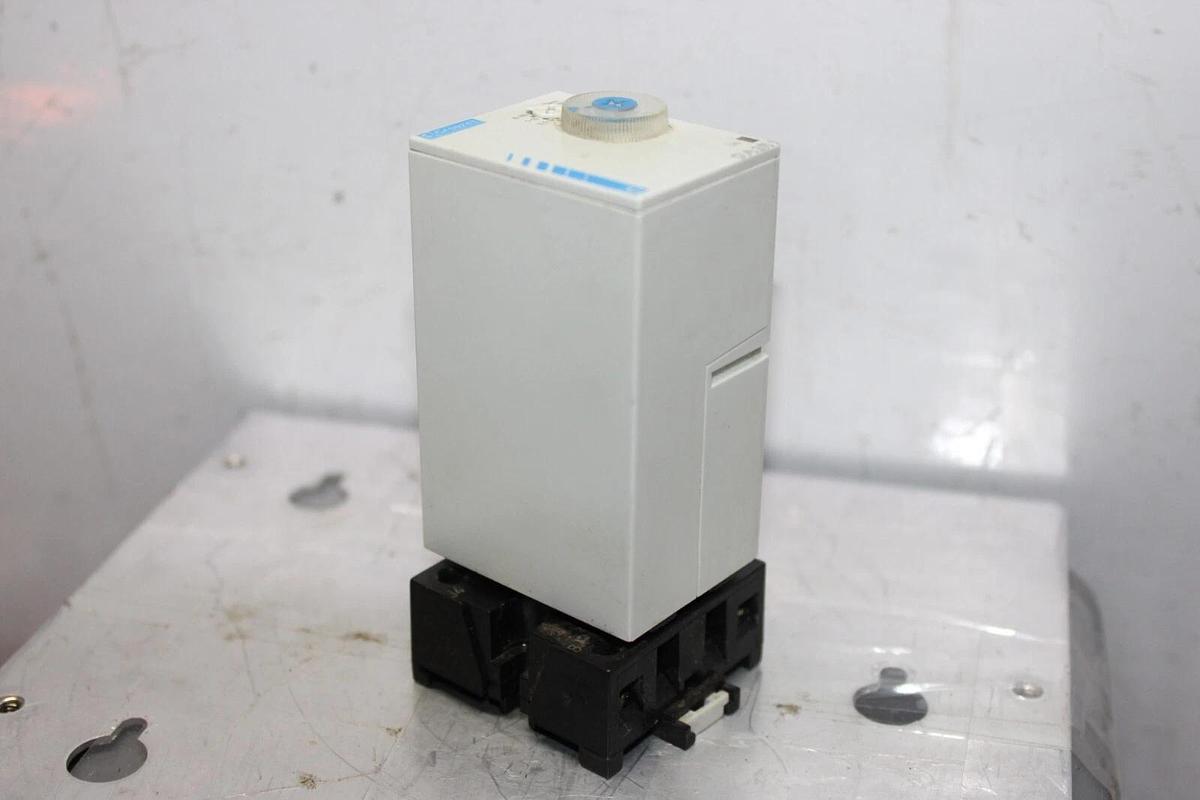 Used CROUZET MULTI-FUNCTION TIME DELAY RELAY OA2RI 0.1 SECOND - 100 HOUR 240 VAC