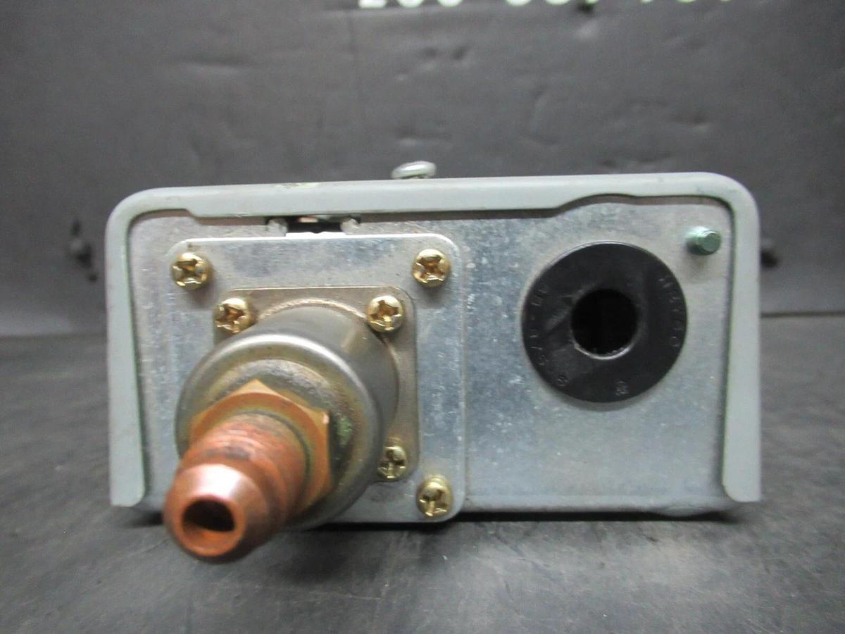 Used JOHNSON CONTROLS PRESSURE CONTROL P70JA-49 600 VAC 16 AMP 50/500 PSIG