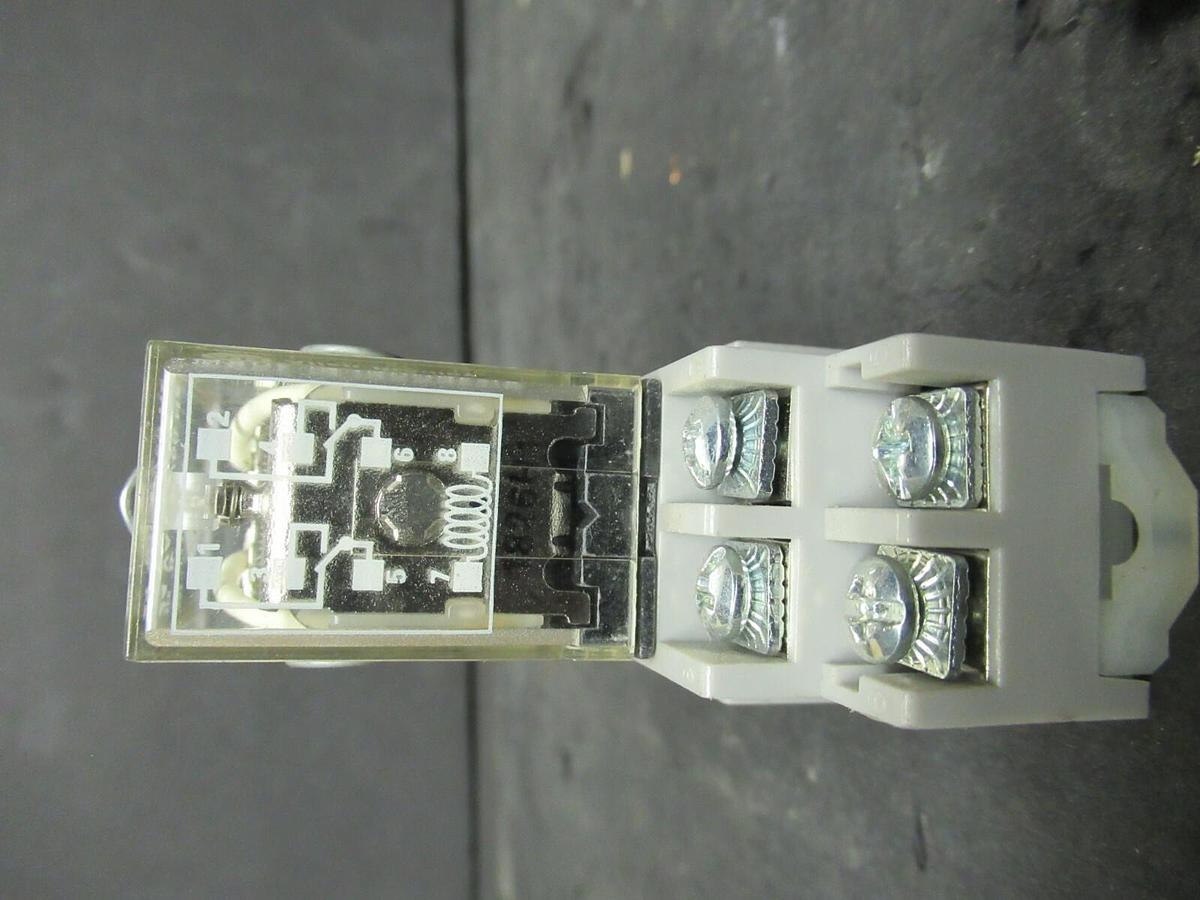 Used ALLEN BRADLEY RELAY AND BASE 700-HF32A24 SER. B W/ 700-HN116 SER. B BASE