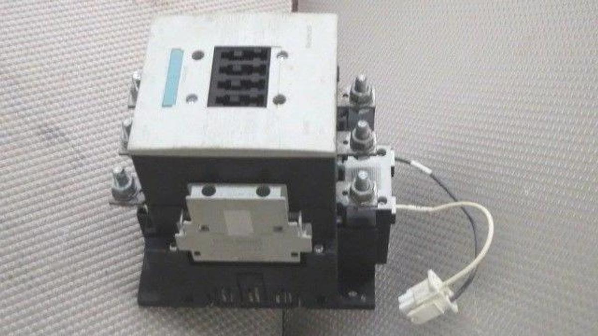 Used SIEMENS SIRIUS CONTACTOR 140 AMP 600 VAC WITH 127 V COIL MODEL 3RT1054-6