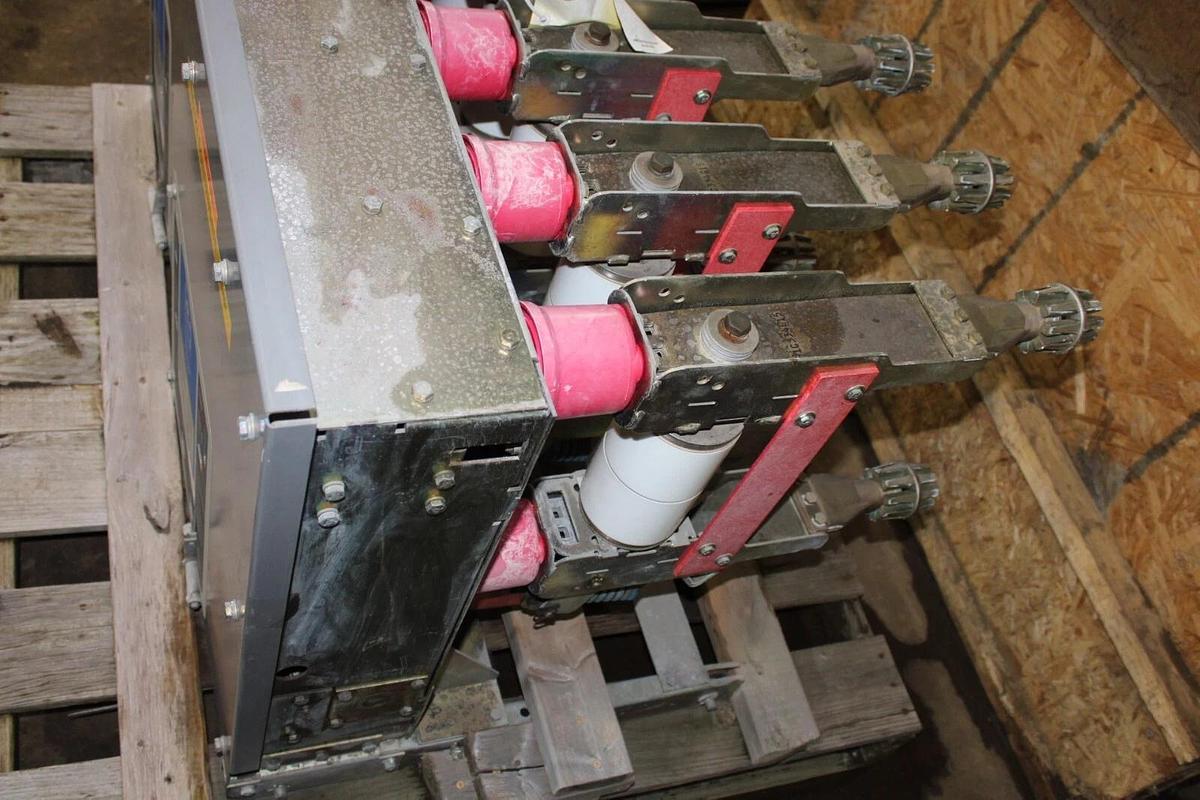 Used CUTLER-HAMMER VACUUM CIRCUIT BREAKER 50VCP-WND250 1200 AMP 5KV VCPW-ND