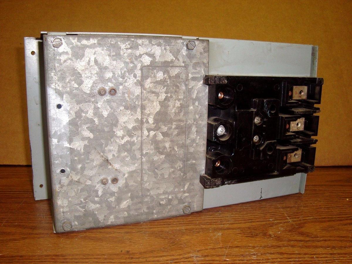 Used GE FUSIBLE PANELBOARD SWITCH DD2D3361 30 AMP 600 VAC 3-PHASE 20 HP