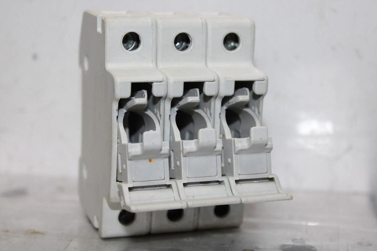 Used LITTELFUSE POWER-SAFE FUSE HOLDER LPSC 3-POLE 600 VOLT 30 AMP CLASS CC