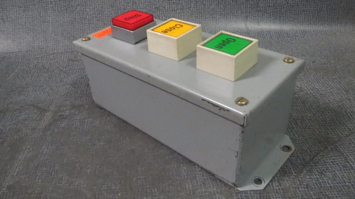 Used SQUARE D CONTROL STATION 600 VAC CLASS 9001 MODEL: KYAF-3 SERIES F