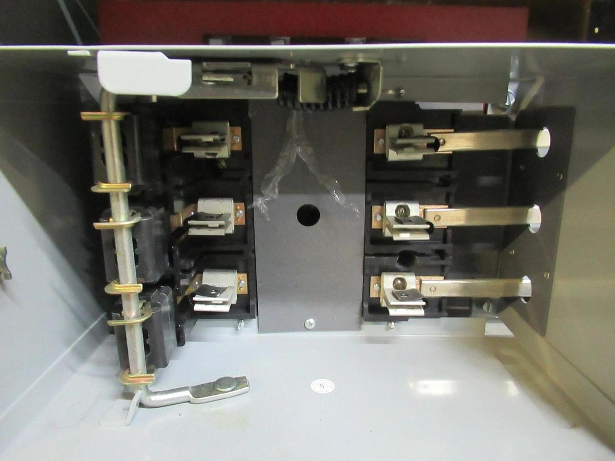 Used SIEMENS 100 AMP 240 V XJ-L BUSWAY TAPBOX W/ VACU-BREAK SWITCH V2E3203 4W XC1004G