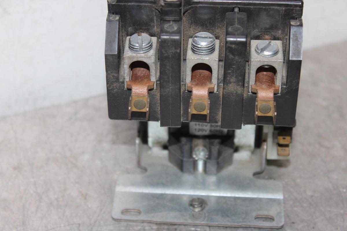 Used EATON YORK RGC-C CIRCUIT BREAKER 224-38096-001 1600 AMP 690 VAC 3-POLE