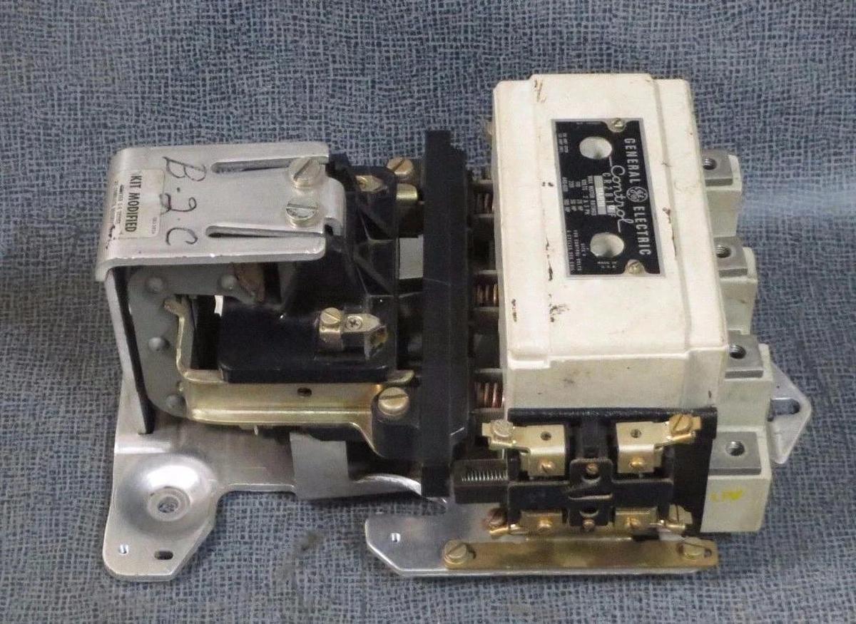Used GENERAL ELECTRIC NEMA CONTROL STARTER CR2810F11AB1B SIZE 4 150 AMP 600 VOLT