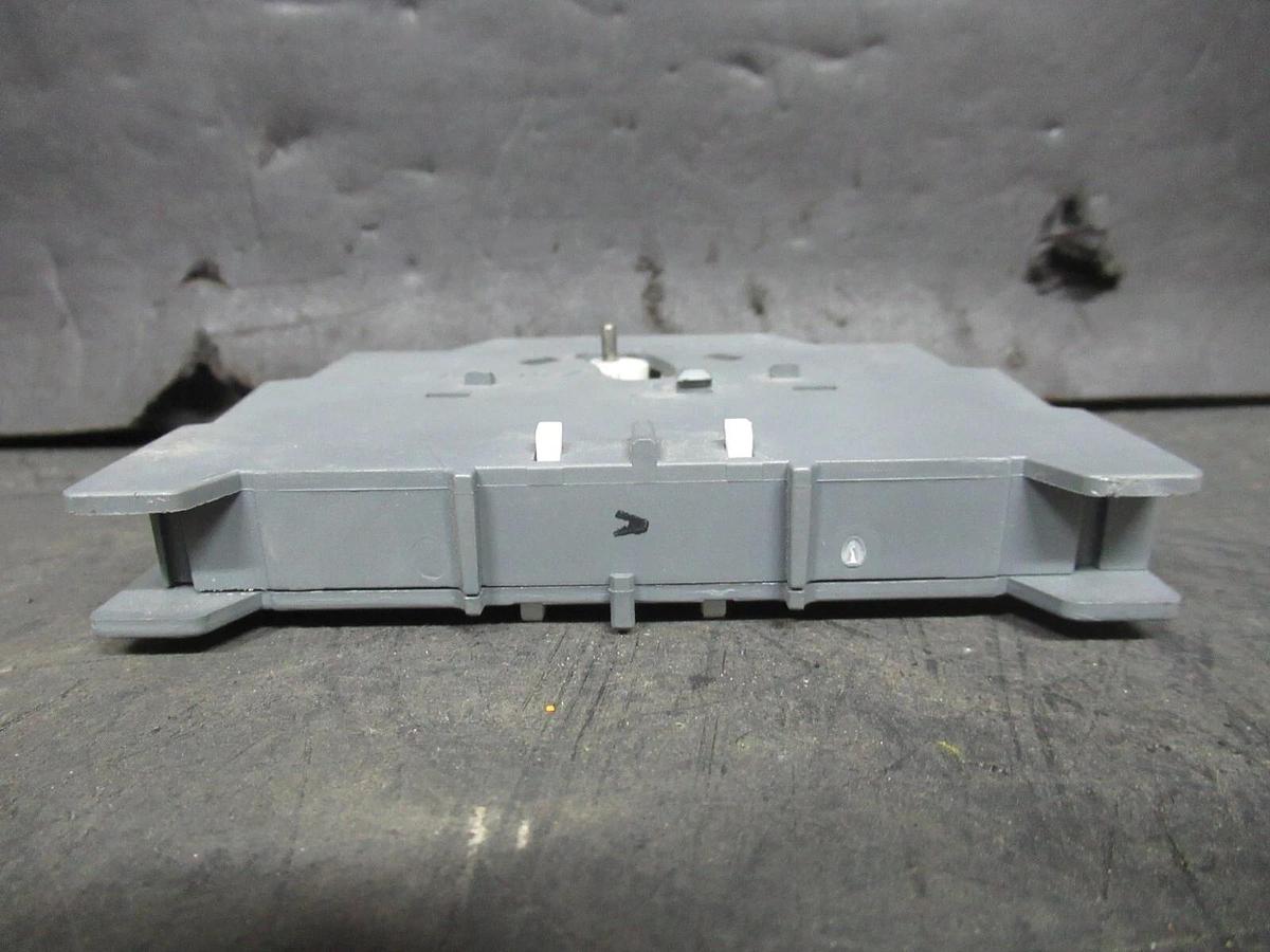 Used ABB MECHANICAL INTERLOCK / AUXILLIARY CONTACT VE5-2 600 VOLT 16 AMP A600