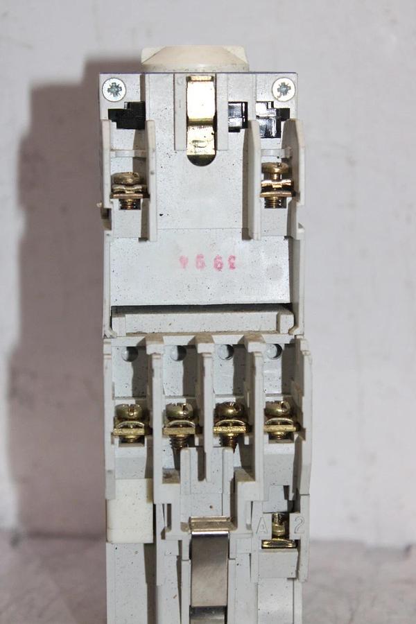 Used CUTLER HAMMER D15CR31 CONTACTOR W/ C320TP1 TIMING RELAY 0.1-30 SECOND