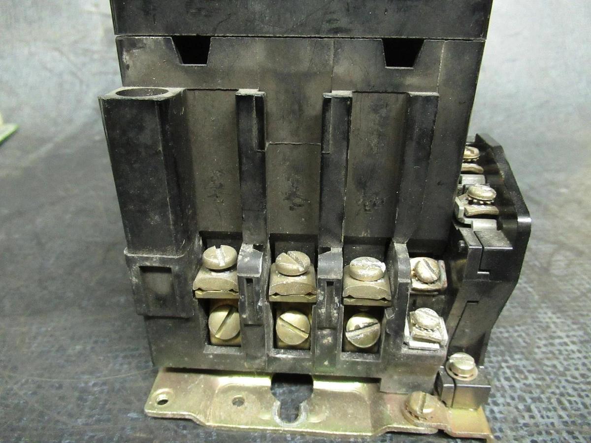 Used SQUARE D STARTER 8536SC0-3 FORM: C5X4 NEMA 1 600V 30A 3-PHASE 10HP 3-POLE
