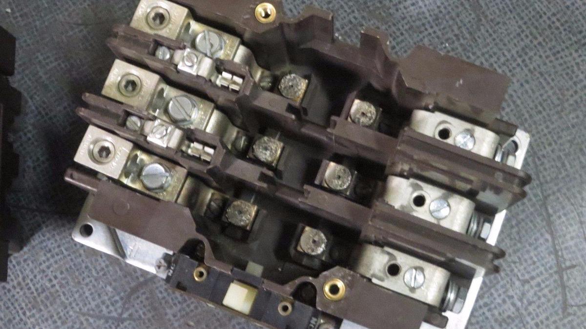 Used CUTLER HAMMER CONTACTOR 120 AMP, 3 PH, 600 V WITH 480V COIL MODEL: C32JN3