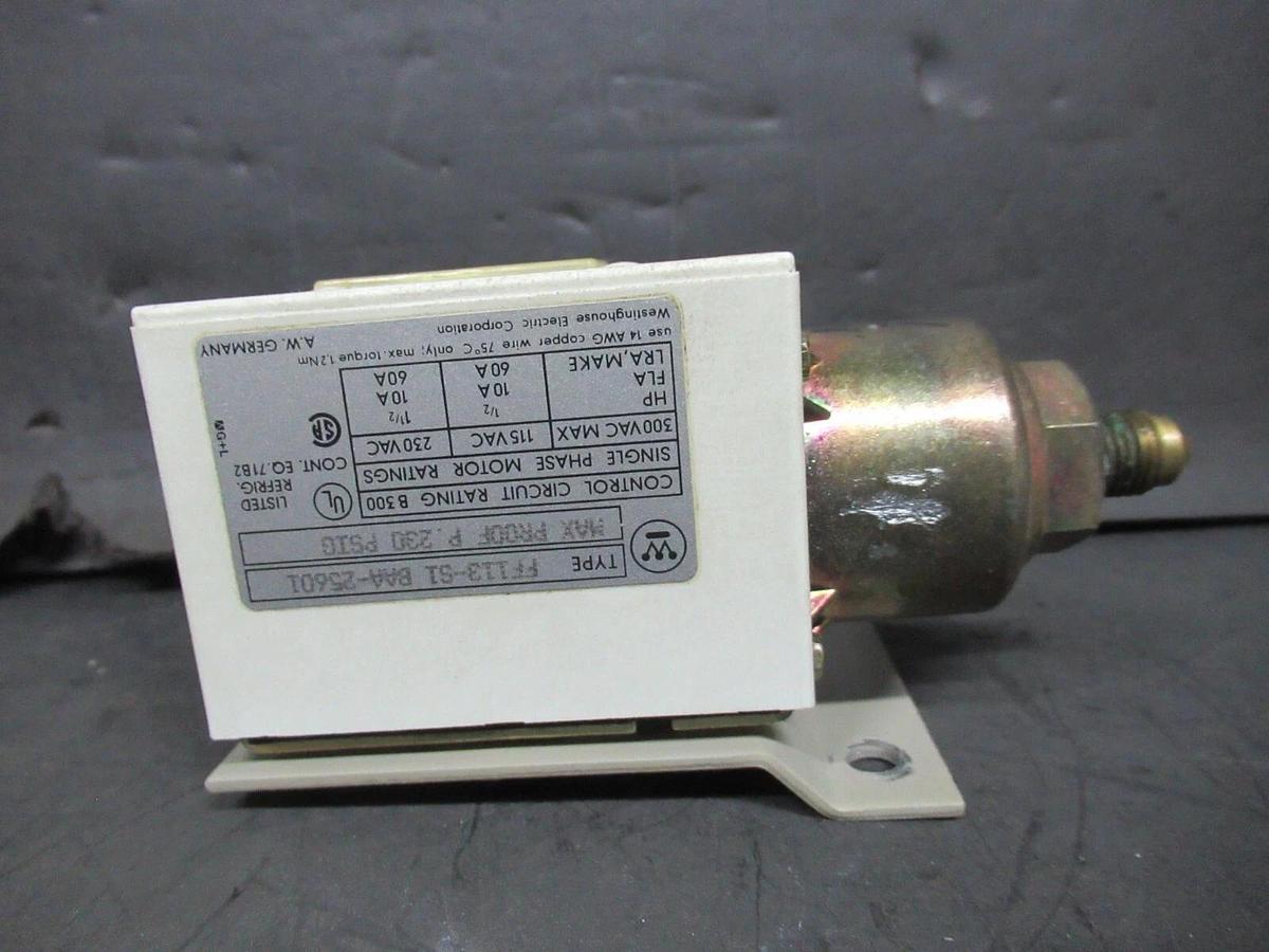 Used WESTINGHOUSE OIL PRESSURE CONTROL GAUGE X13200-256-01 / FF113-S1-BAA-25601