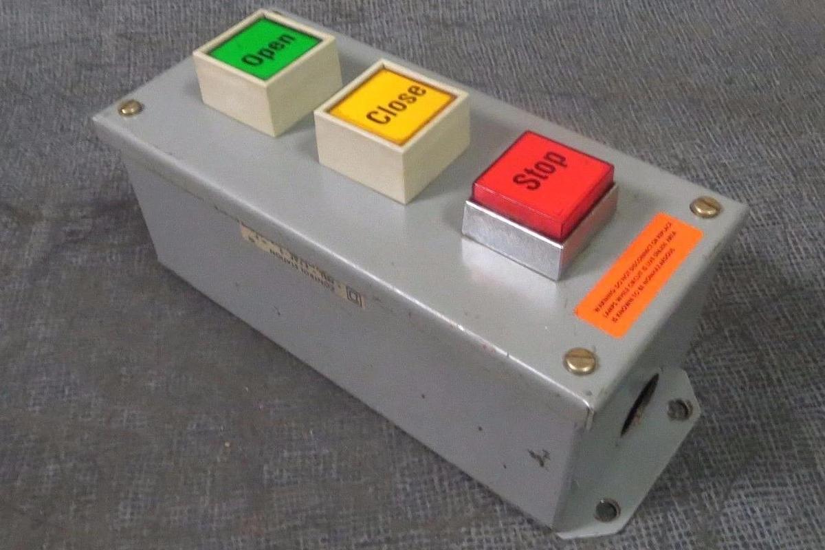 Used SQUARE D CONTROL STATION 600 VAC   CLASS 9001 MODEL: KYAF-3 SERIES F