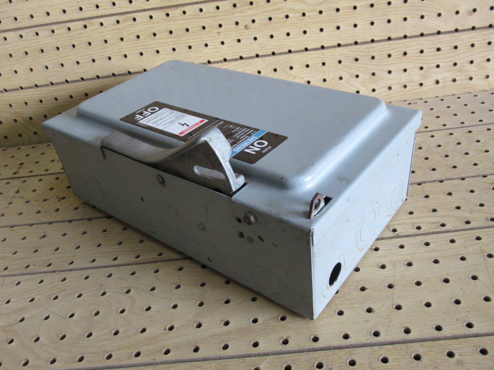 Used SIEMENS NON FUSIBLE SAFETY DISCONNECT SWITCH NF352 60A 600VAC 50HP 3 PH TYPE 1