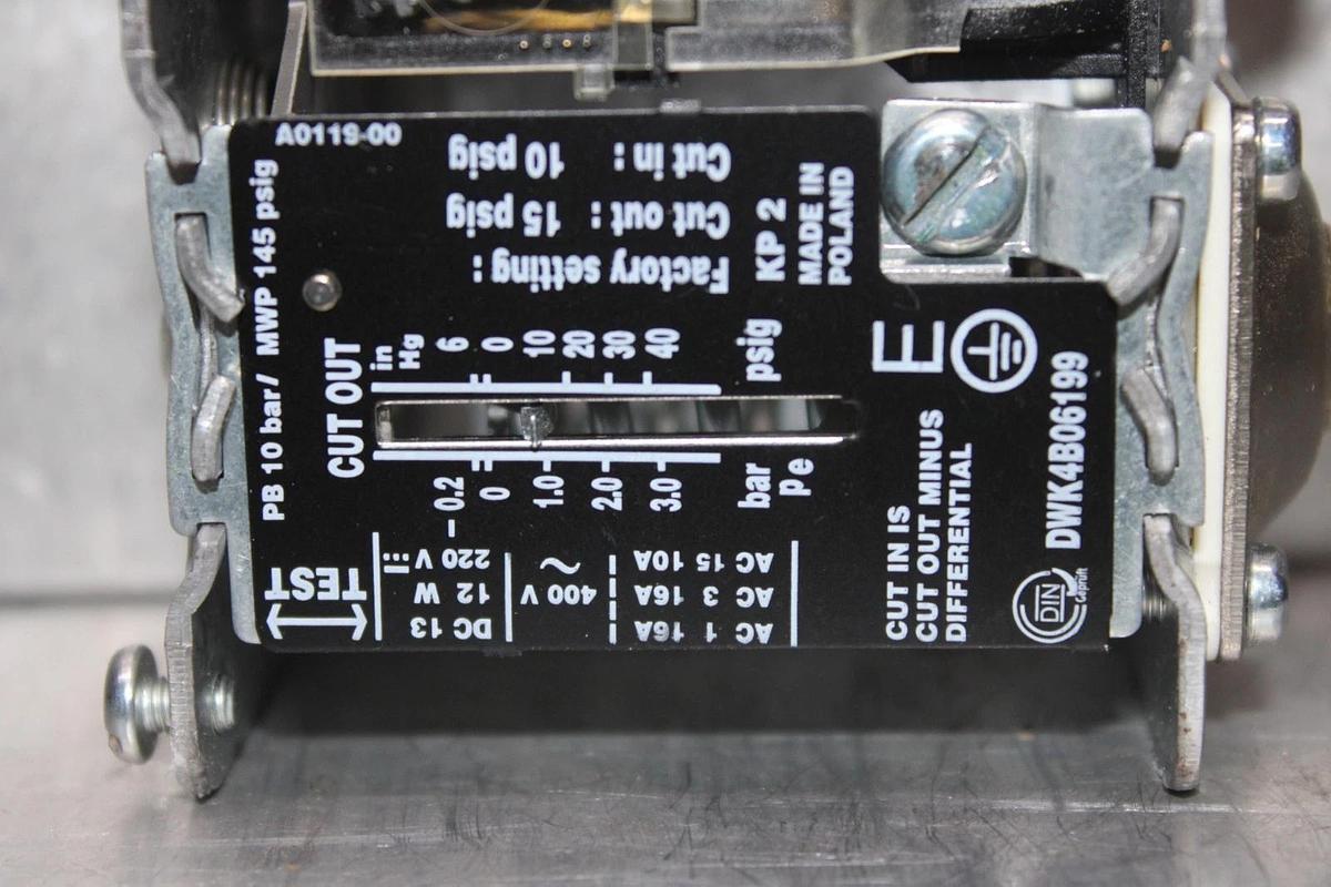 Used DANFOSS DIFFERENTIAL PRESSURE SWITCH X13200305-01 DWK4B06199 400 VAC 16 AMP