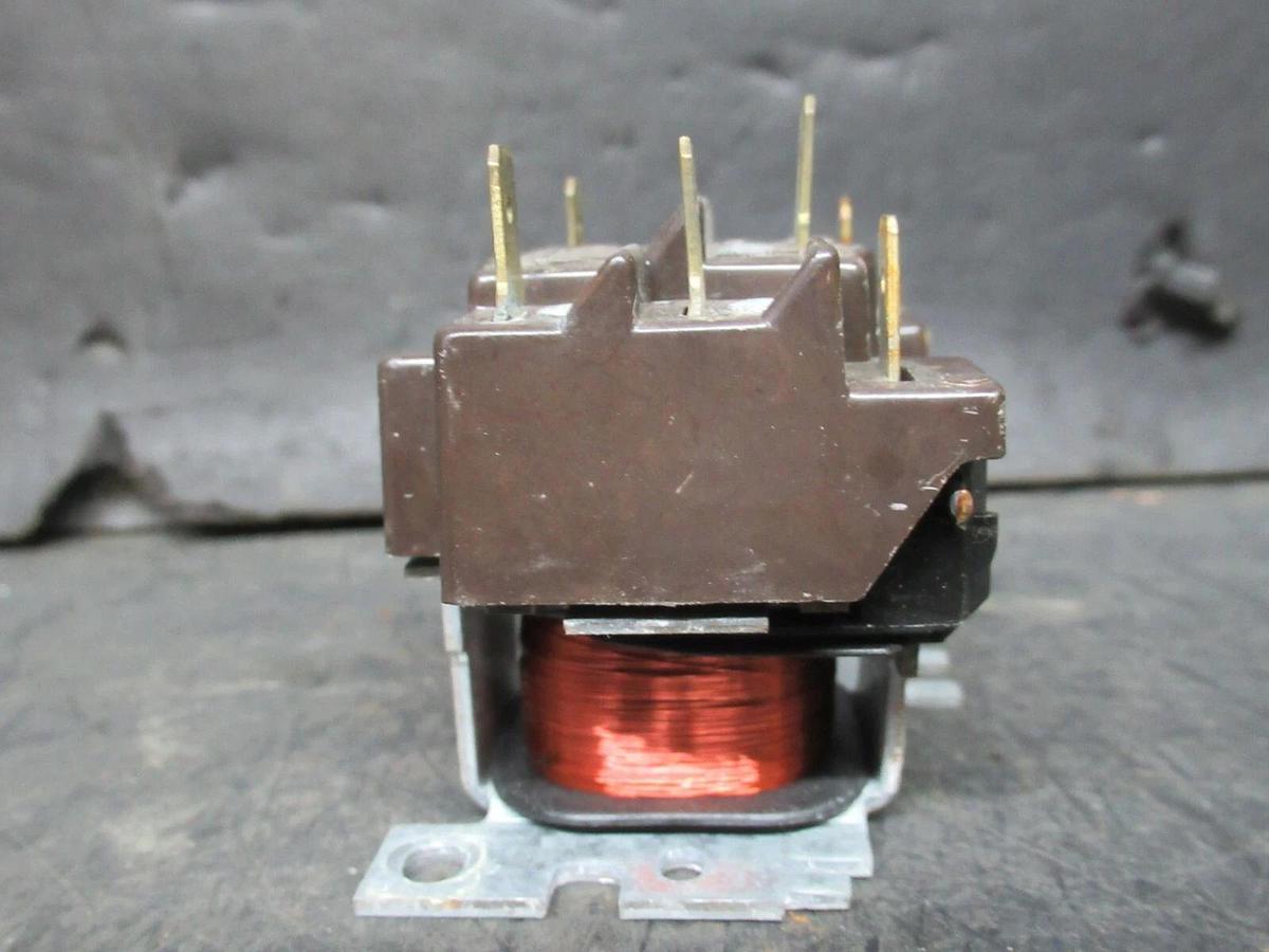 Used HONEYWELL GENERAL USE RELAY R611 R4222Q-1048 HN61KX006 480 VAC 3 AMP @ 277 VAC