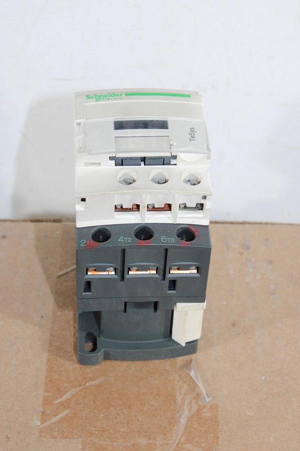 Used SCHNEIDER CONTACTOR LC1D18 32 AMP 600 VAC 3-POLE COIL: 110V **LOT OF 2**