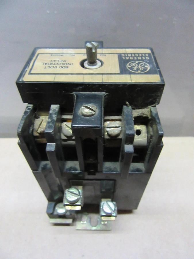 Used GENERAL ELECTRIC INDUSTRIAL RELAY CR120B-D040 600 VOLT COIL: 110/120 VOLT
