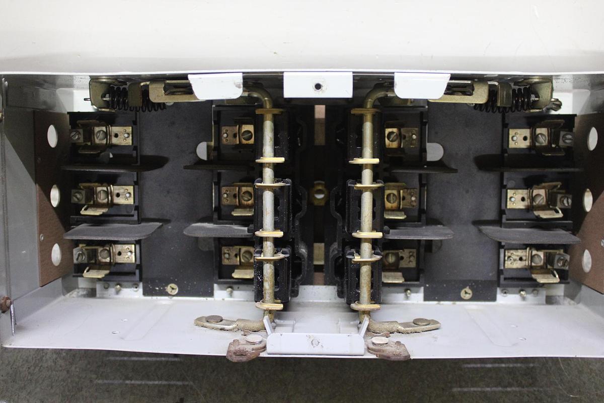 Used ITE TWIN VACU-BREAK FUSIBLE PANELBOARD SWITCH V7E3622 600V 60A