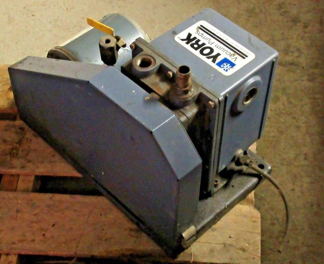 Used YORK 1/2 HP 3 PHASE OIL-SEALED ROTARY VACUUM PUMP 026-32305-000 W/ K416 MOTOR