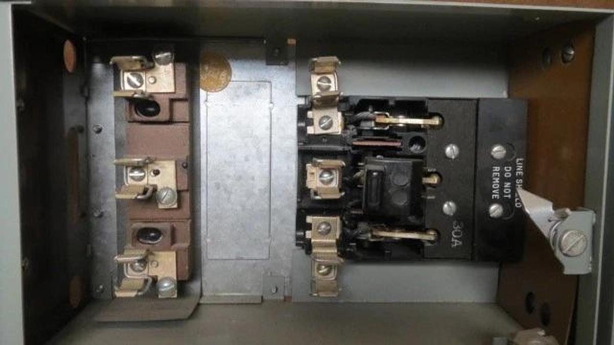 Used GENERAL ELECTRIC FUSIBLE PANELBOARD SWITCH DD2D3361 30 AMP 600 VAC 3-POLE 20 HP