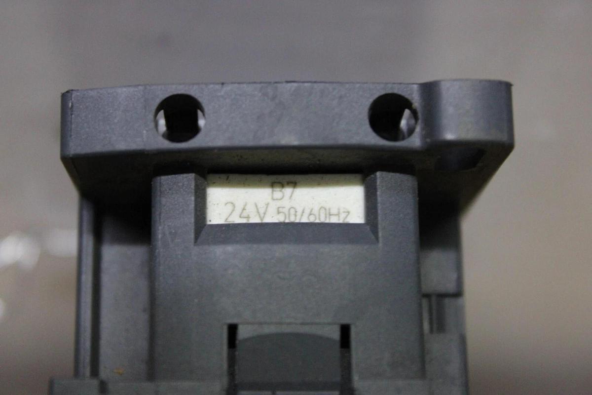 Used SCHNEIDER CONTACTOR LC1D12 25 AMP 600 VAC 3-POLE 3-PHASE 7.5 KW COIL: 24V